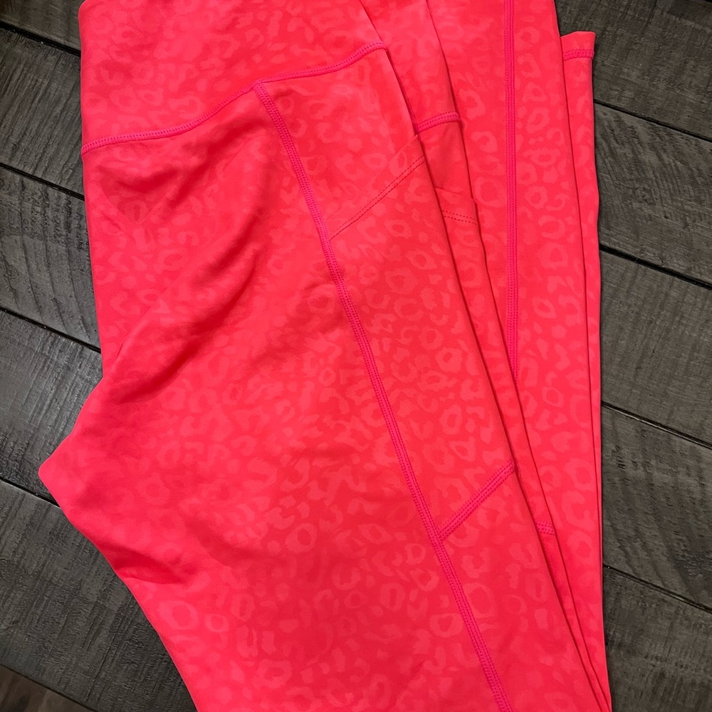 Kiava Strawberry Stealth Leopard Leggings